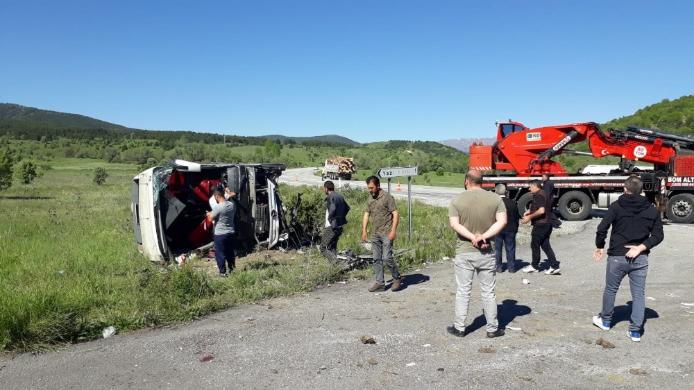 Erzincan’da yolcu otobüsü devrildi: 19 yaralı 