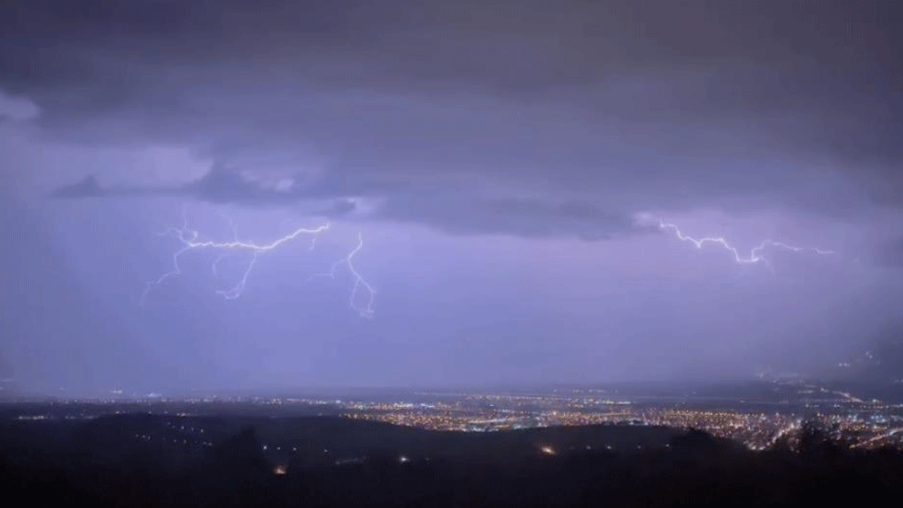 Erzincan’daki görsel şölen kamerada! Şimşek ve yıldırımlar geceyi aydınlattı