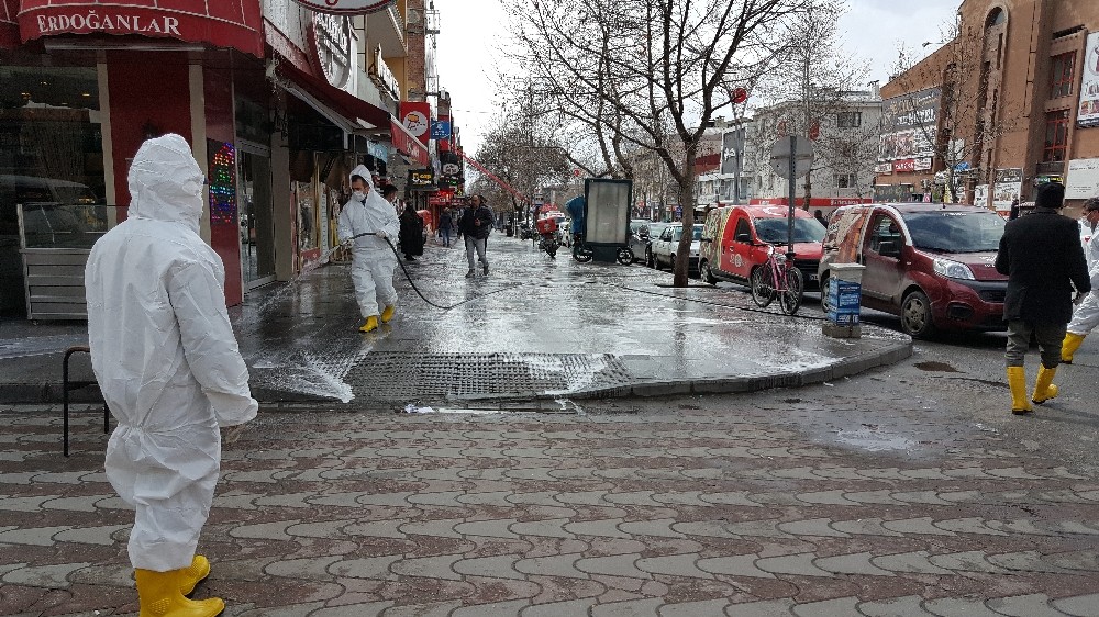 Erzincan’ın caddelerinde korona virüs temizliği 