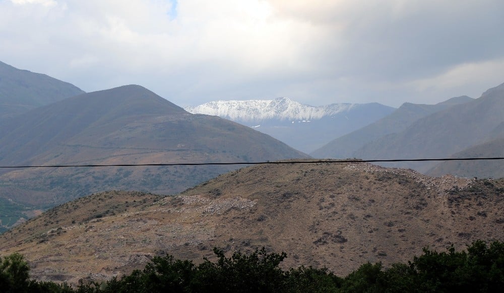 Erzincan’ın en yüksek noktası Esence’ye mevsimin ilk karı düştü 