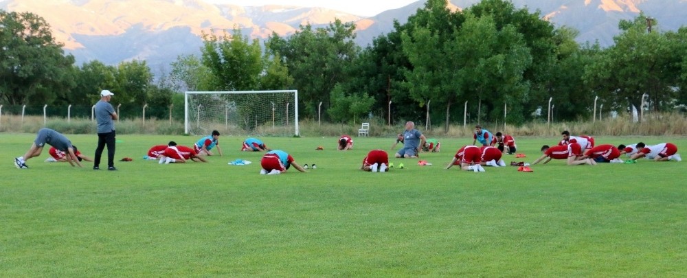 Erzincanspor hazırlık maçında Ofsporla yenişemedi 