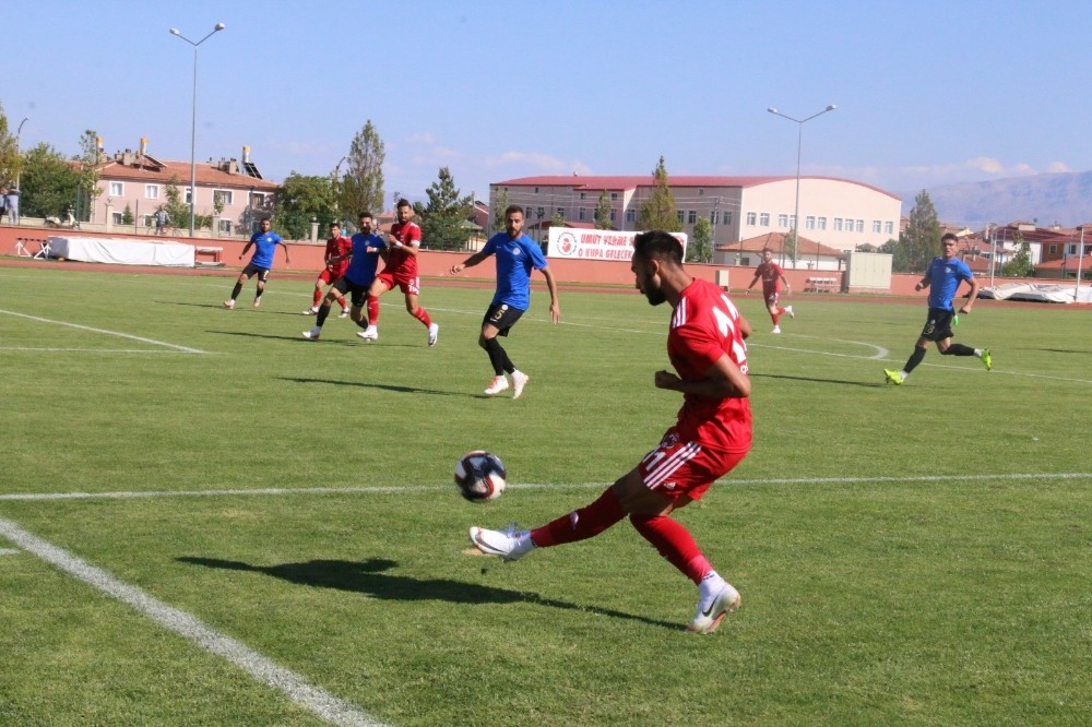 Erzincanspor kendi evinde Karbel Karaköprü Belediyespor ile golsüz berabere kaldı 