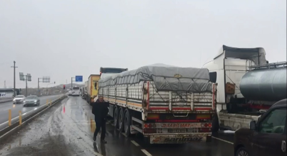 Erzurum-Ağrı karayolu tipi nedeniyle trafiğe kapatıldı 