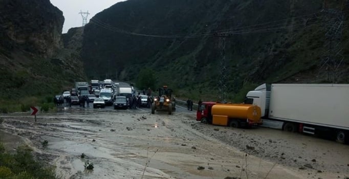 Erzurum Artvin karayolu sel sebebiyle ulaşıma kapandı