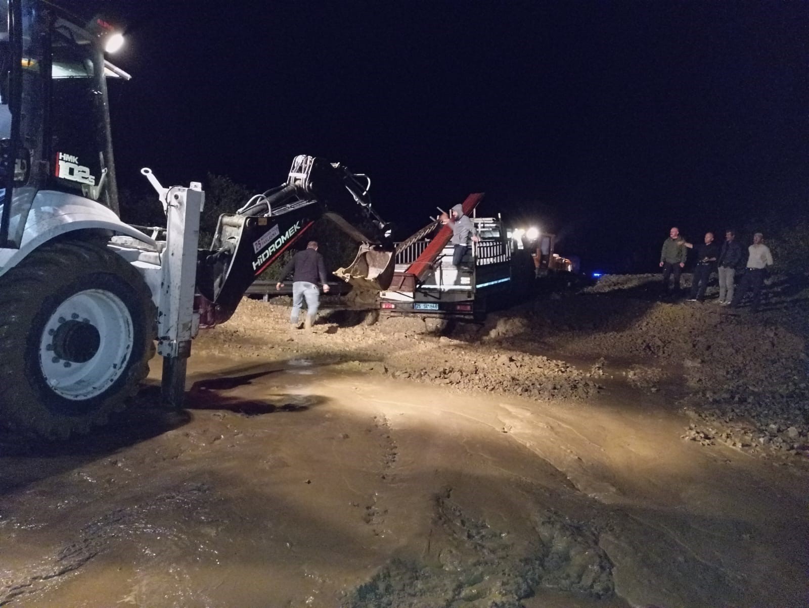 Erzurum-Artvin yoluna sel engeli