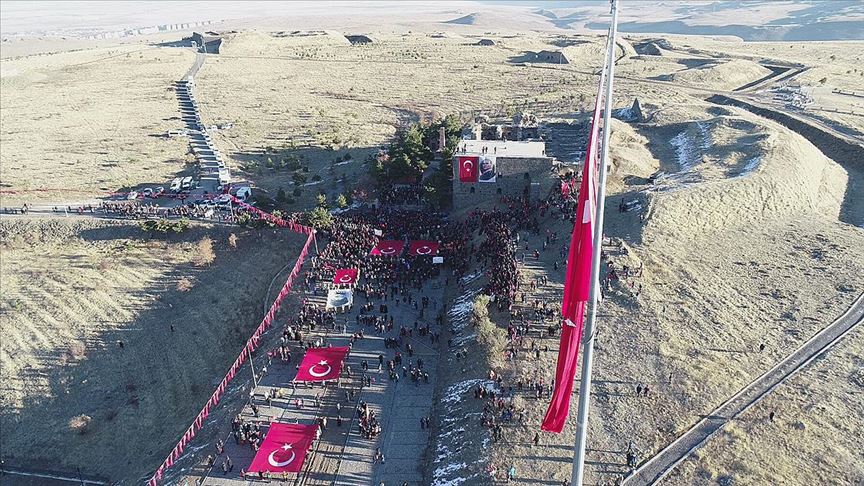 Erzurum 'ecdadına saygı' için yürüdü
