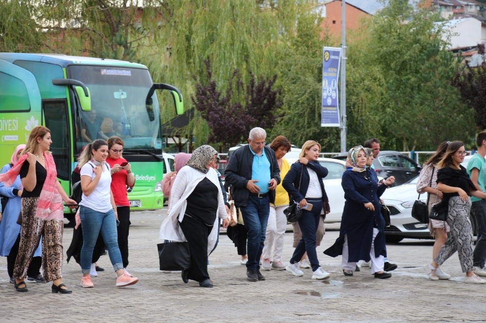 Erzurum İstanbul Dernekler Federasyonu Kadın Kolları köy çocuklarını sevindirdiler 