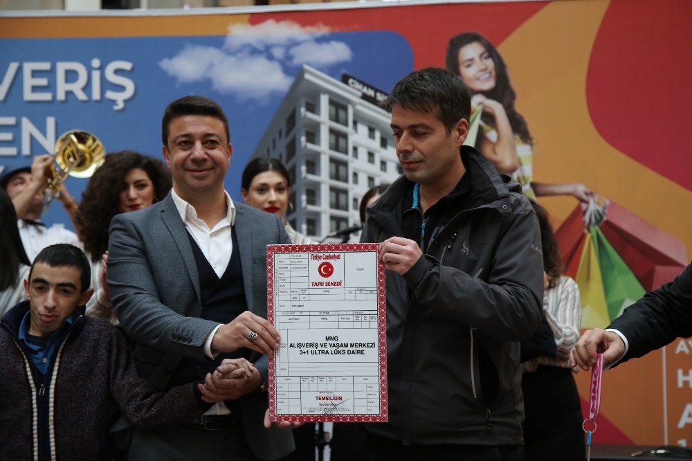Erzurum MNG, ev hediye etti 
