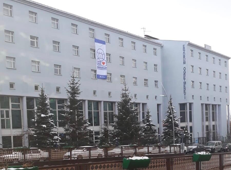 Erzurum Öğretmenevinden örnek davranış 