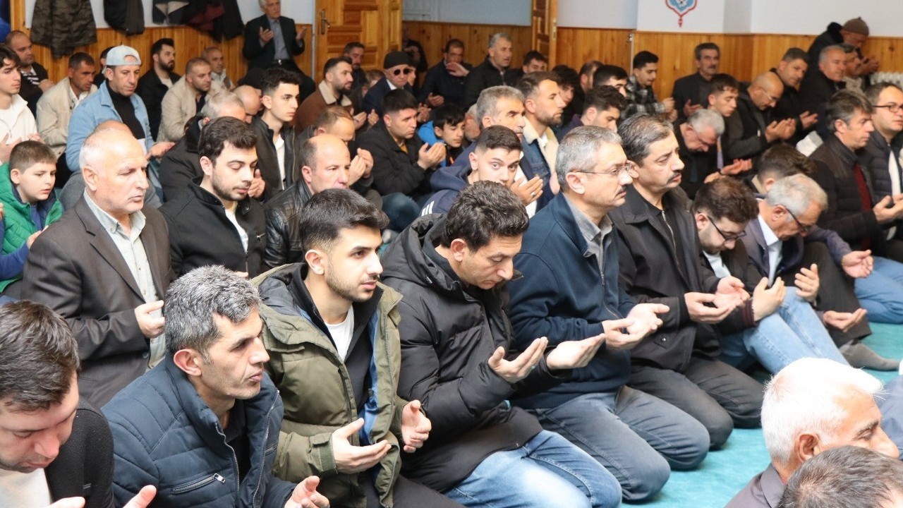 Erzurum Oltu'da Vatandaşlar Bayram Namazında Bir Araya Geldi