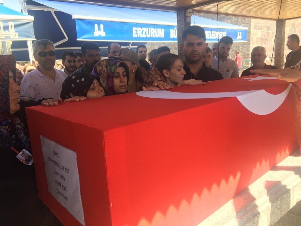 Erzurum şehidine ağlıyor 