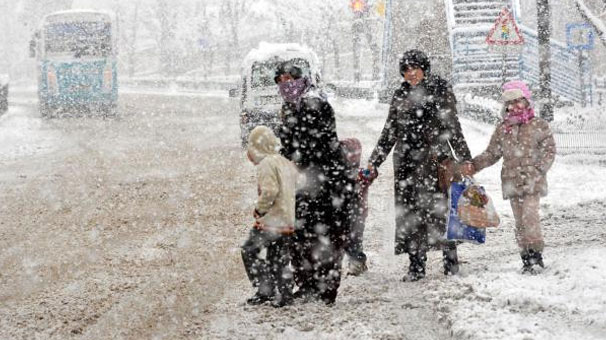 Erzurum'a yeni yılda lapa lapa kar yağdı