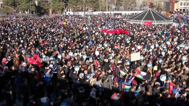 Erzurum'da 20 bin kişi Kudüs için meydanlarda