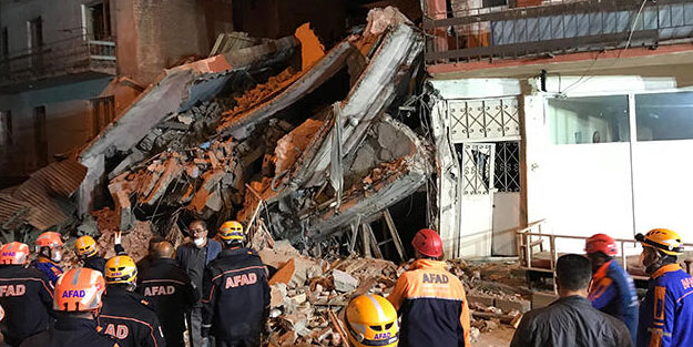 Erzurum'da 5 katlı bina çöktü