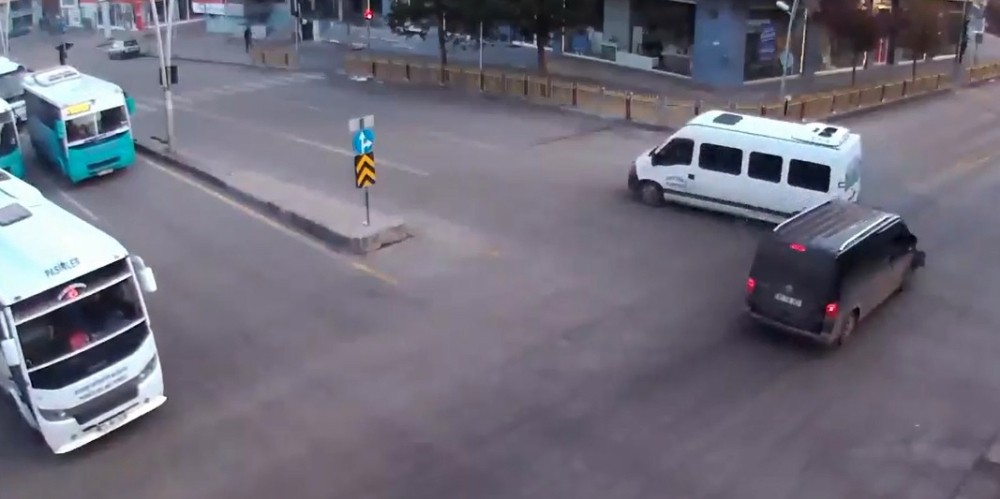 Erzurum’da 5 kişinin yaralandığı feci kaza kameralara yansıdı 