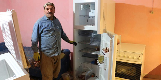 Aç kalan ayı girdiği evi talan etti