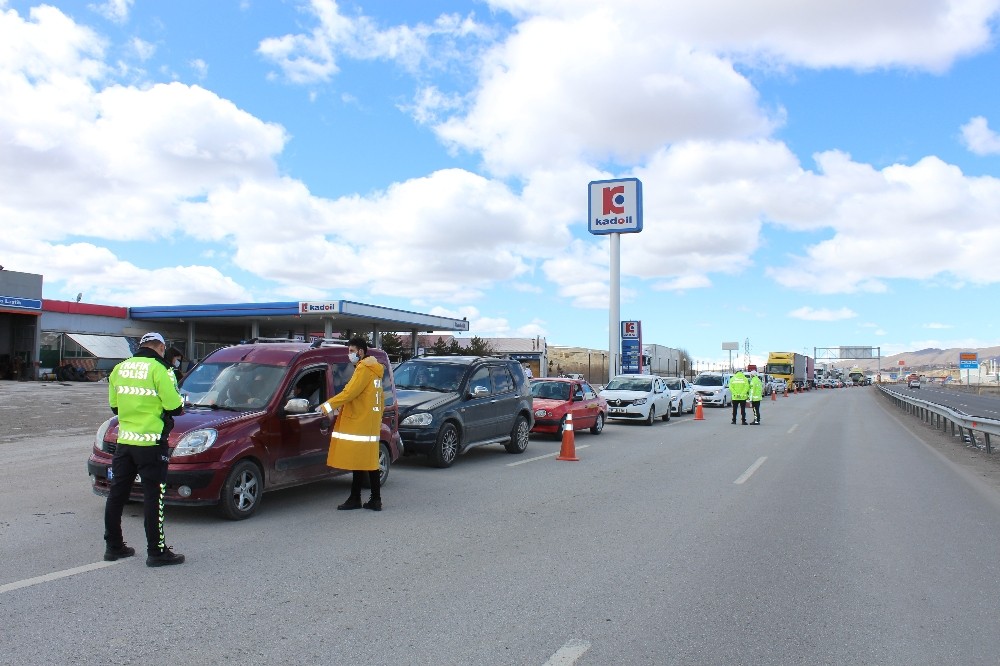 Erzurum’da araçlar kontrol noktalarında uzun kuyruklar oluşturdu 