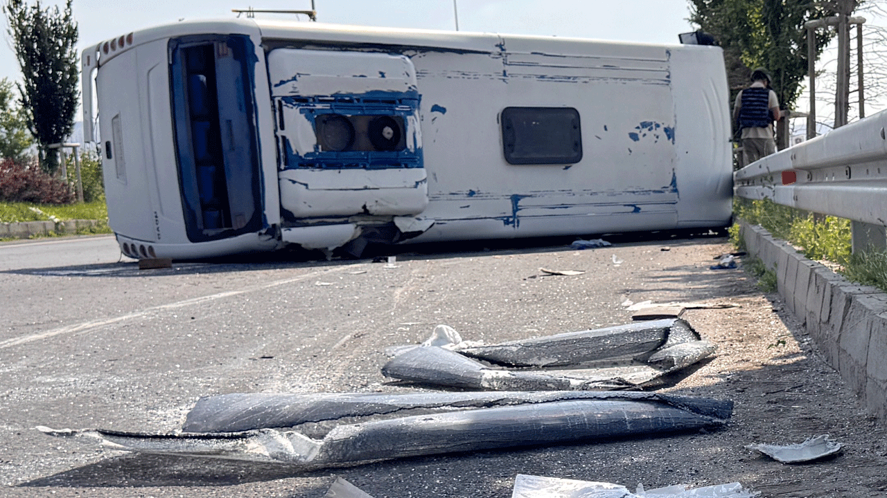 Erzurum'da asker servisi devrildi: 13 personel yaralandı