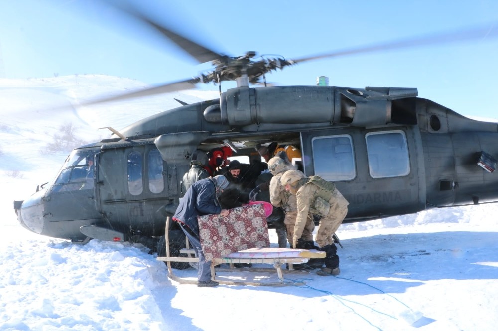 Erzurum’da askeri helikopterle hasta kurtarma operasyonu 