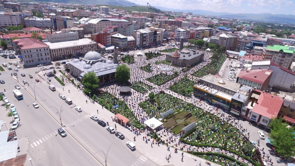 Erzurum’da binlerce vatandaş cuma namazı kılmak için kent meydanlarına akın etti 