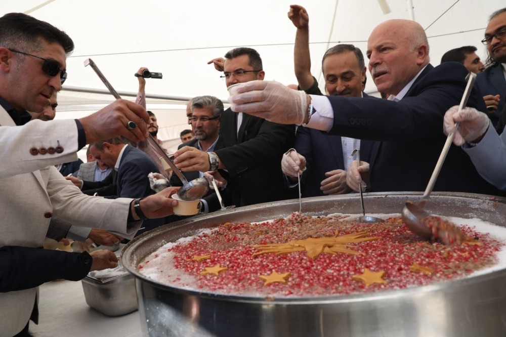 Erzurum’da binlerce vatandaşa aşure dağıtıldı 