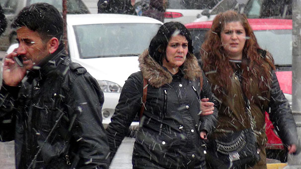 Kar bir anda başladı! Vatandaş şaştı kaldı...