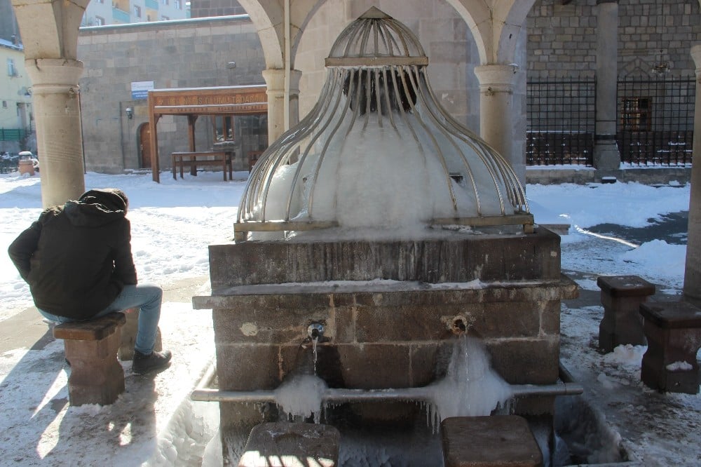 Erzurum’da buz tutan şadırvanlar adeta şelaleye döndü 