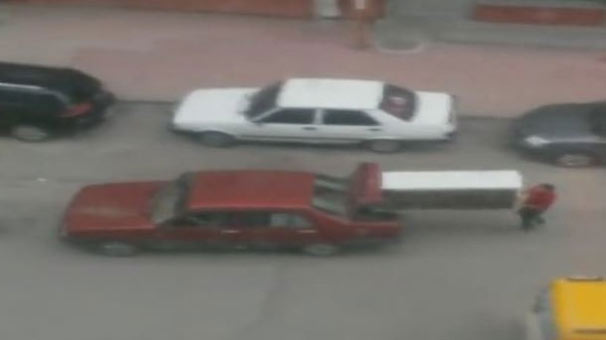 Erzurum’da buzdolabını otomobilin bagajında böyle taşıdılar