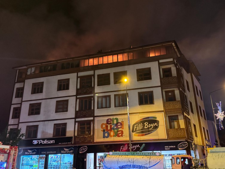 Erzurum’da cağ kebabı restoranındaki yangın çevre binalara sıçradı