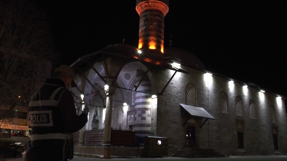 Erzurum’da camilerden dualar yükseliyor 