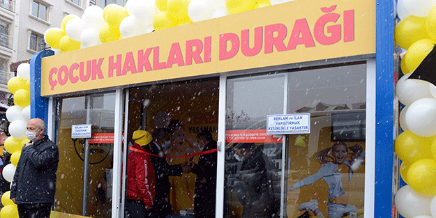 Erzurum'da çocuklara özel otobüs durağı açıldı