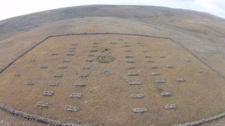 Defineciler şehitliği talan etti