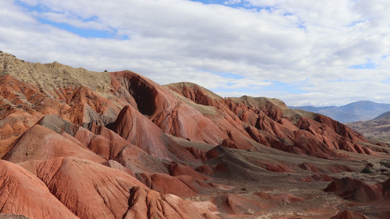 Erzurum’da doğanın gökkuşağı! Oltu’nun rengarenk tepeleri büyülüyor
