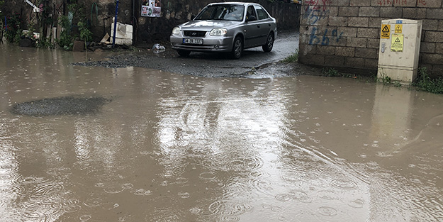 Dolu birden bastırdı! Sağanak sele neden oldu