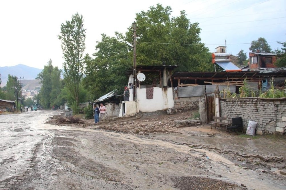 Erzurum’da doluyla karışık sağanak yağış etkili oldu 
