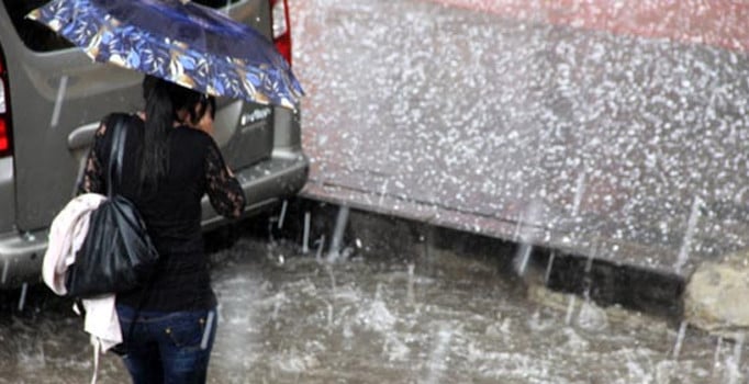 Erzurum’da doluyla karışık sağanak yağış etkili oldu