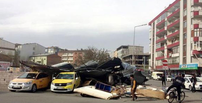 Erzurum'da fırtına çatıları uçurdu, elektrik telleri koptu