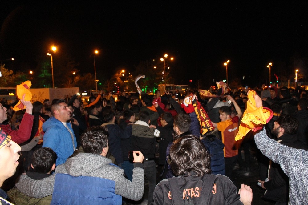 Erzurum’da Galatasaraylı taraftarlar, Kadıköy galibiyetini coşkuyla kutladı 