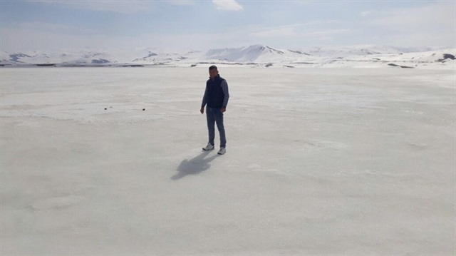 Erzurum'da gölet nisan ayında buz tuttu