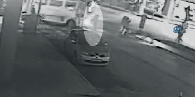 Halk otobüsü üniversiteli kızı ezdi