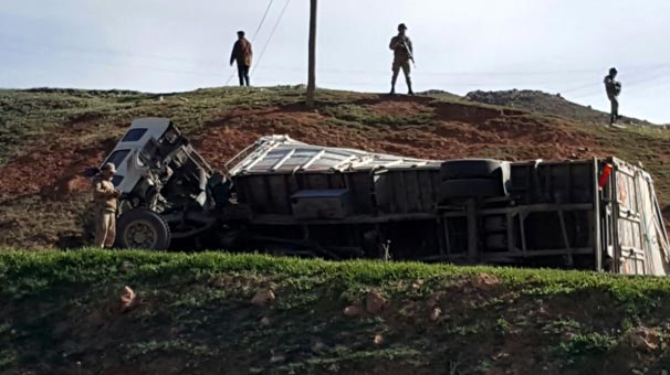 Erzurum'da kamyon devrildi! 1 ölü 64 yaralı