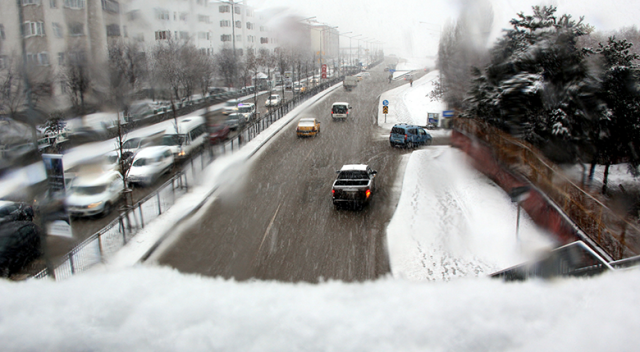 Erzurum’da kar kalınlığı 20 santimetreyi buldu