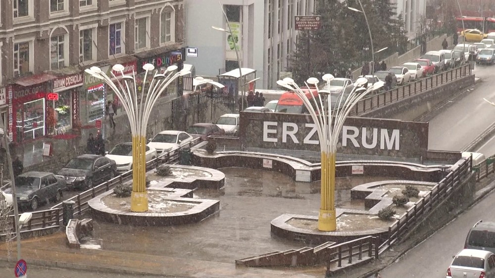 Erzurum’da kar yağışı etkili oluyor 