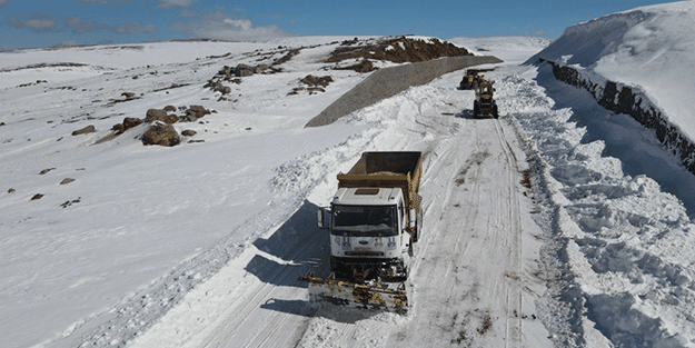 Erzurum'da kardan kapanan yollar açılıyor