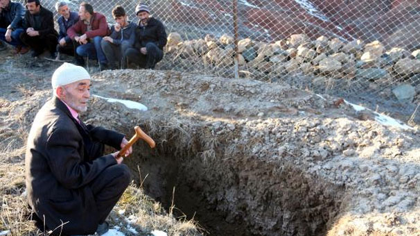 Erzurum'da kendisi için hazırlanan mezarı ziyaret etti