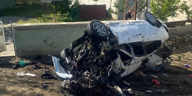 Erzurumda korkunç kaza: Otomobil 5 metreden düştü