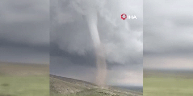 Erzurum'da korkutan hortum! Çatılar uçtu, ağaçlar devrildi