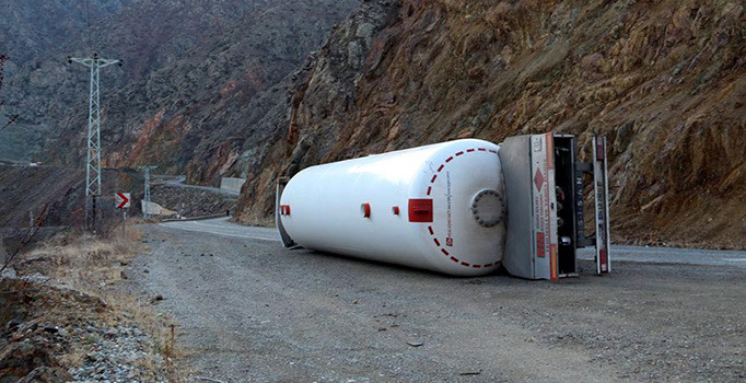 Erzurum'da LPG yüklü tanker devrildi yol trafiğe kapatıldı