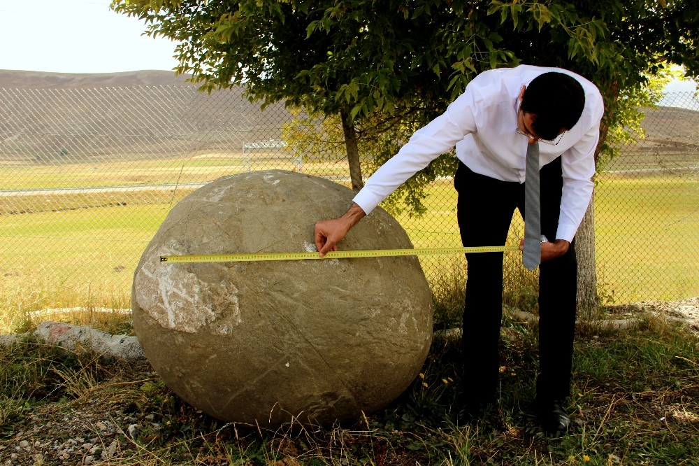 Erzurum’da Moğollardan kalma 2 ton ağırlığında mancınık güllesi bulundu 
