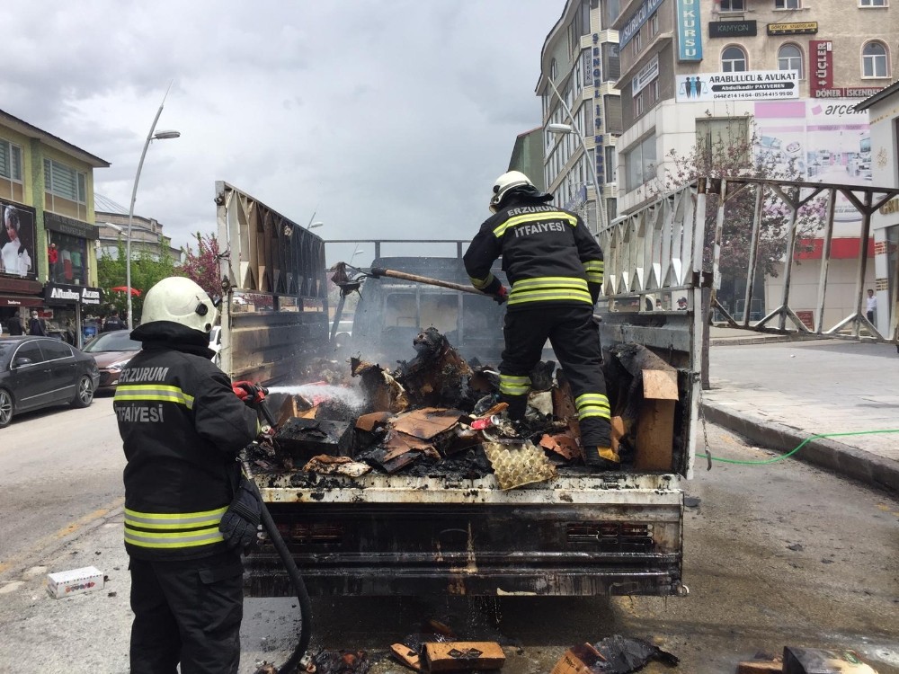 Erzurum’da otomobil cadde ortasında yandı 